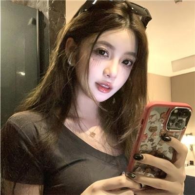 缓缓前行的老货轮